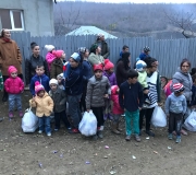 Ogni famiglia ha ricevuto il suo pacco alimentare che i bambini portano felici a casa.