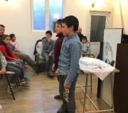 Due bambini di Padureni recitano versetti della Bibbia a memoria