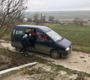 I bambini tornano a casa dopo l'ora felice