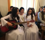 Lydia suona una canzone prima del battesimo