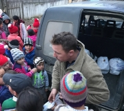 Nicu Stroi si occupa di distribuire i pacchi alimentari alle 23 famiglie
